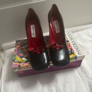 Black and Red Heels with Classic Pump Design and Elegant Bow